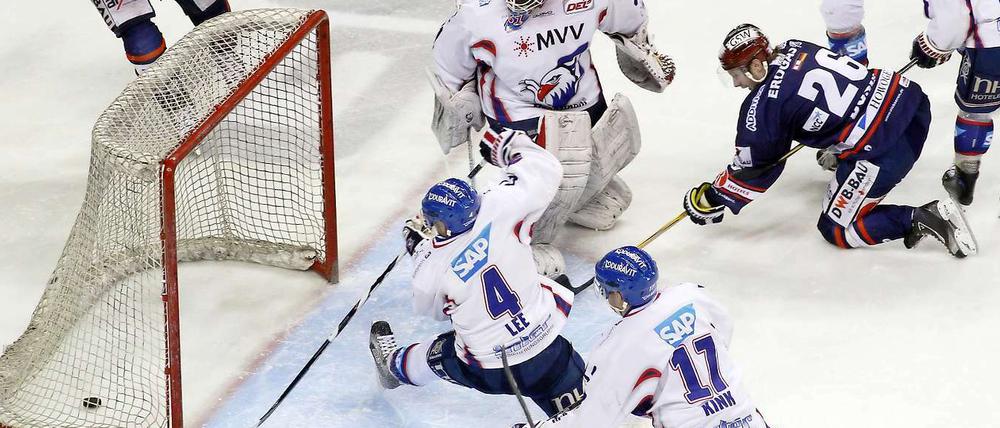 Unterzahl. Florian Busch (r.) trifft trotzdem zum 1:1 für die Eisbären. 