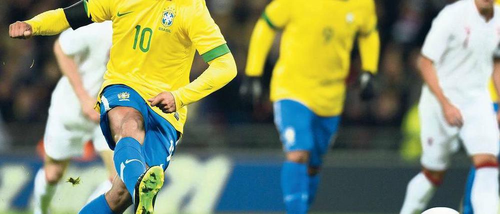 Gescheitert. Brasiliens Ronaldinho (v.) verschießt in England einen Elfmeter.  