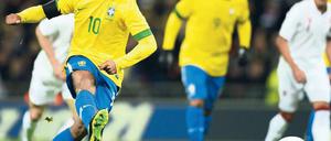 Gescheitert. Brasiliens Ronaldinho (v.) verschießt in England einen Elfmeter.  