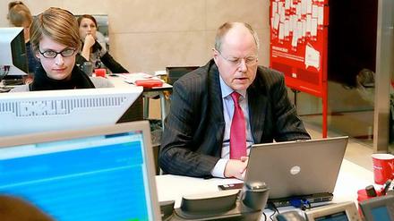 SPD-Kanzlerkandidat Peer Steinbrück am Rechner: Unklare Finanzierung seines Blogs