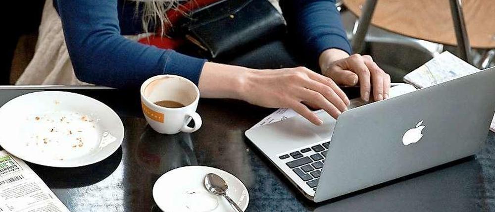 Arbeiten im Café - auch im vergangenen Jahr war die Kreativszene der Dynamikmotor der Berliner Wirtschaft.
