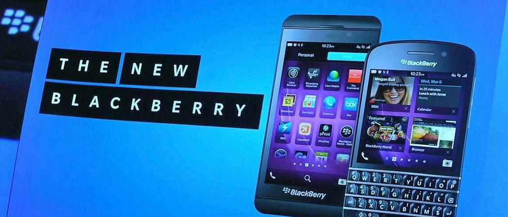 Das neue Blackberry Z10 (l.) sieht dem iPhone von Apple nicht nur sehr ähnlich, es soll ihm leistungsmäßig mindestens ebenbürtig sein.