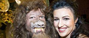 CSU-Generalsekretär Alexander Dobrindt (mit der stellvertretenden CSU-Generalsekretärin Dorothee Bär) auf der Fränkischen Fastnacht als Schöne und Biest: Kritik am ungleichen Koalitionspartner