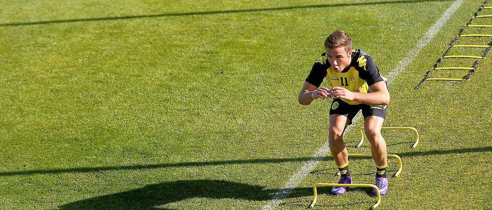 Auf diesem Archivbild trainiert Mario Götze immerhin schon wieder. Soweit ist der Nationalspieler nach seiner Verletzung aber derzeit noch nicht.