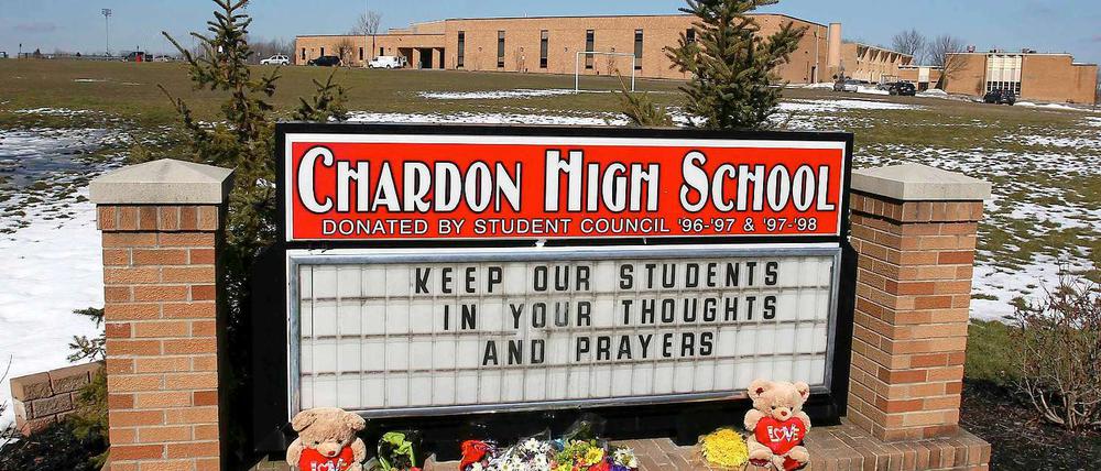 Vor der Chardon High School, wo am Dienstag ein jugendlicher Amokläufer drei Menschen getötet hat, wurden Blumen abgelegt.
