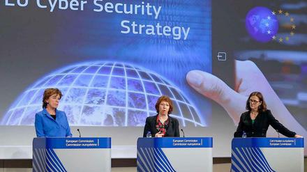 Gemeinsam für mehr Sicherheit treten EU-Kommissarin Kroes (l.) und die Außenbeauftragte Ashton (M.) ein.