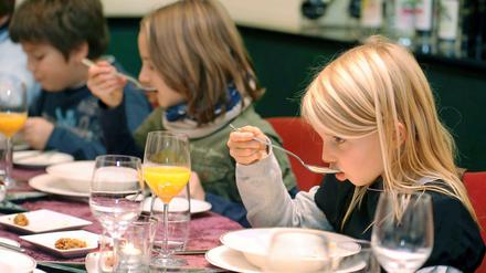 Gräfin Nayhauß will einen Kinder-Knigge schreiben, damit sie eine "ordentliche Figur" am Tisch abgeben. 