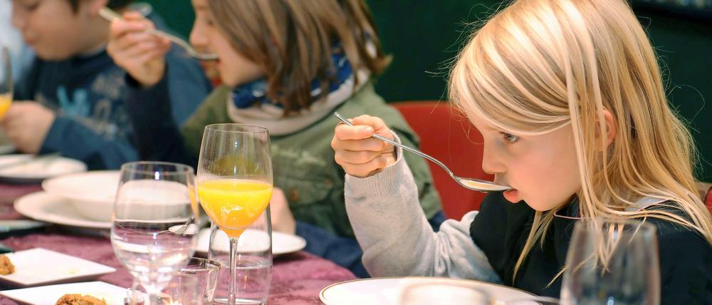 Gräfin Nayhauß will einen Kinder-Knigge schreiben, damit sie eine "ordentliche Figur" am Tisch abgeben. 
