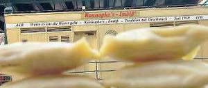 Jemand hat die Absicht, ein Mäuerle zu bauen. Der Maultaschenwall an der Schönhauser Allee. 