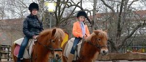 Berliner Landabenteuer. Auf dem Ufa-Kinderbauernhof in Tempelhof können Mädchen und Jungen auch mal im Galopp die Ponys Flocke, Desta, Buddy und Fred reiten.