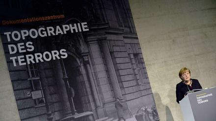 Kanzlerin Angela Merkel erinnert am Tag der Machtergreifung vor 80 Jahren an den Holocaust und eröffnet eine Ausstellung im Dokumentationszentrum "Topographie des Terrors".