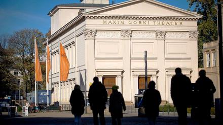 Das Maxim-Gorki-Theater bleibt hinter der "Neuen Wache" stehen, ist aber nun wieder Eigentum der Sing-Akademie zu Berlin.