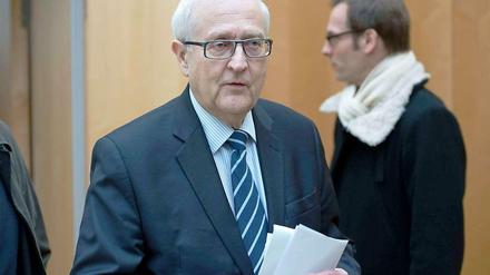 FDP-Spitzenkandidat Rainer Brüderle auf dem Weg zum Pressefrühstück, an dem auch "Stern"-Reporterin Laura Himmelreich teilnahm.