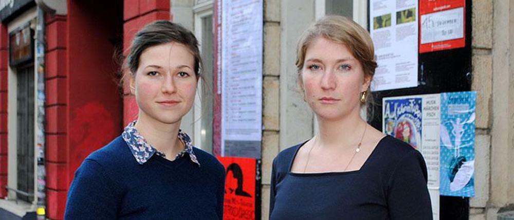 Romy Weyrauch (links) aus dem Osten und Henrike Terheyden aus dem Westen. Zusammen mit anderen Theaterkollegen haben sie das Drama "1989 [exit ghost]" in Dresden inszeniert.