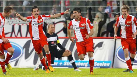 Unions Baris Özbek jubelt nach seinem Treffer zum 3:0 mit seinen Mitspielern Simon Terodde (rechts), Roberto Puncec (2.v. links) und Christoph Menz (links).