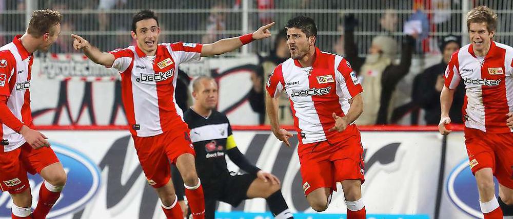 Unions Baris Özbek jubelt nach seinem Treffer zum 3:0 mit seinen Mitspielern Simon Terodde (rechts), Roberto Puncec (2.v. links) und Christoph Menz (links).