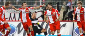 Unions Baris Özbek jubelt nach seinem Treffer zum 3:0 mit seinen Mitspielern Simon Terodde (rechts), Roberto Puncec (2.v. links) und Christoph Menz (links).