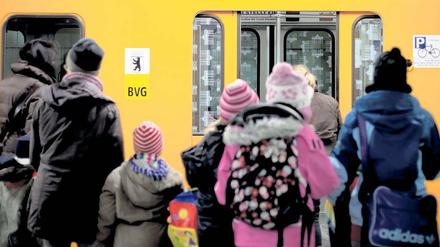 Einsteigen, bitte! Die rot-schwarze Koalition setzt auf eine Tarifeinigung am Verhandlungstisch – und hofft, dass weitere Streikaktionen ausbleiben. Andernfalls, fürchtet die Politik, ließe sich die von den Verkehrsunternehmen avisierte Fahrpreiserhöhung im August politisch kaum vermitteln. Foto: dapd/Maja Hitij