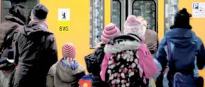 Einsteigen, bitte! Die rot-schwarze Koalition setzt auf eine Tarifeinigung am Verhandlungstisch – und hofft, dass weitere Streikaktionen ausbleiben. Andernfalls, fürchtet die Politik, ließe sich die von den Verkehrsunternehmen avisierte Fahrpreiserhöhung im August politisch kaum vermitteln. Foto: dapd/Maja Hitij