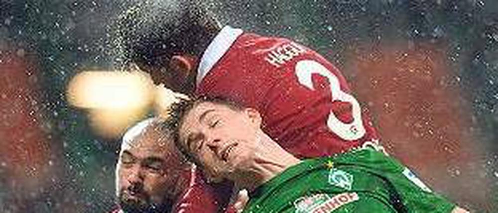 Kopf hoch. Bremens späterer Torschütze Petersen (vorne) im Luftkampf. Foto: dpa