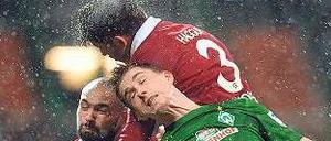 Kopf hoch. Bremens späterer Torschütze Petersen (vorne) im Luftkampf. Foto: dpa