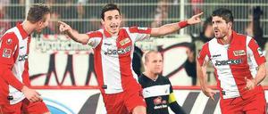 Abdrehen zum Einstand. Unions Neuzugang Baris Özbek (r.) benötigte in seinem ersten Spiel für die Köpenicker ganze 104 Sekunden, ehe er traf. Durch den Sieg gegen den Tabellenvorletzten Sandhausen halten die Berliner Kontakt zur Spitzengruppe.