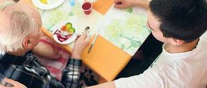 Hilfe beim Essen. Oft brauchen Pflegebedürftige Unterstützung.