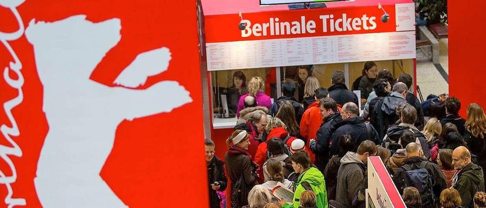 Eine ganze Nacht unter Berlins Frühbuchern: Berlinale-Fans in der Ticket-Schlange