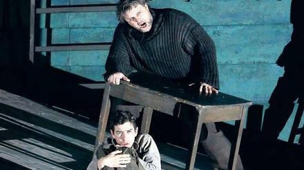 Furchtsam. Der Schiffsjunge versteckt sich vor Peter Grimes (C. Ventris). Foto: Davids