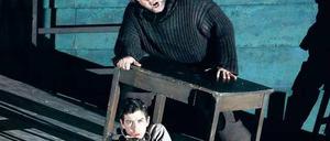 Furchtsam. Der Schiffsjunge versteckt sich vor Peter Grimes (C. Ventris). Foto: Davids