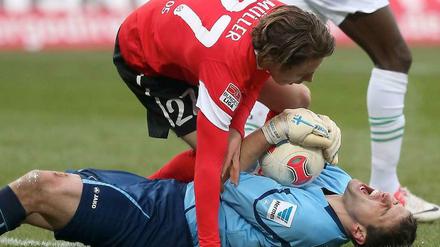 Unten und oben: Fürths Torwart Max Grün und Mainz' Nicolai Müller.