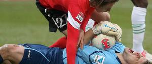 Unten und oben: Fürths Torwart Max Grün und Mainz' Nicolai Müller.