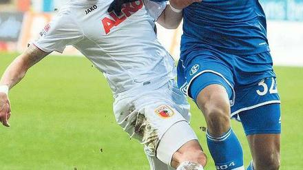 Links vor rechts. Die Augsburger um Ronny Philp (l.) zeigten mehr Leidenschaft als Joel Matips Schalker. Foto: dpa