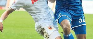 Links vor rechts. Die Augsburger um Ronny Philp (l.) zeigten mehr Leidenschaft als Joel Matips Schalker. Foto: dpa