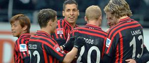 Harmonie in Eintracht: Frankfurts Spieler feiern den Treffer zum 2:1 durch Stefan Aigner (2. v. r.) gegen Hoffenheim.