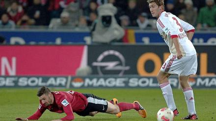 Freiburgs Mittelfeldspieler Daniel Caligiuri (l.) und Leverkusen Stefan Reinartz.