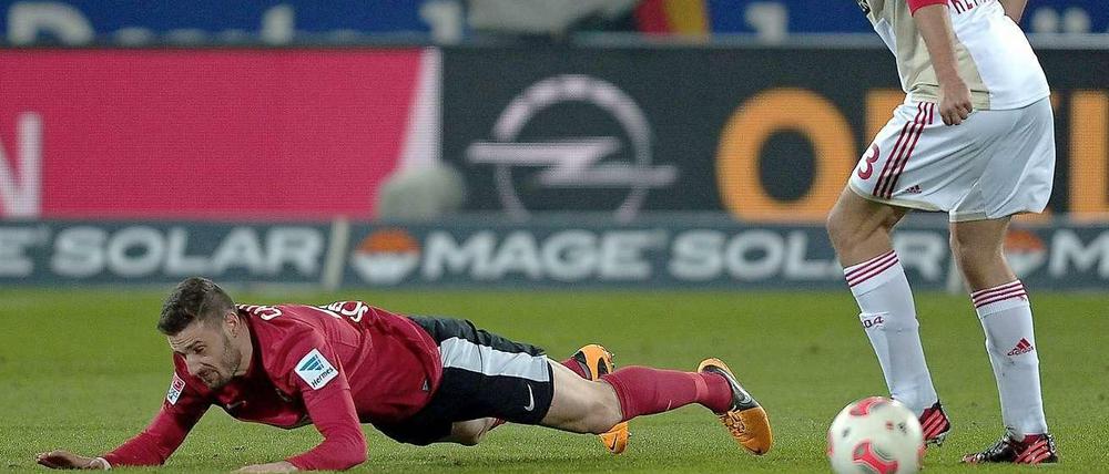 Freiburgs Mittelfeldspieler Daniel Caligiuri (l.) und Leverkusen Stefan Reinartz.