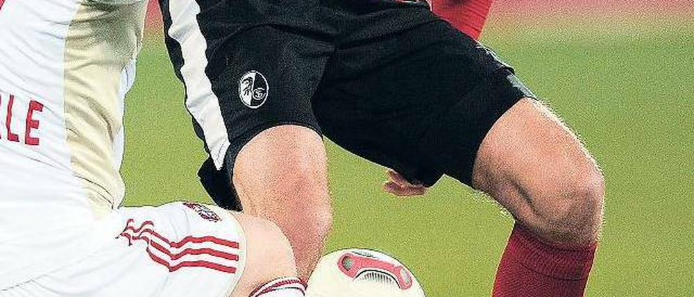 Ballnichtbeherrschung. Freiburgs Pavel Krmas und Andre Schürrle versuchen, den Ball unter Kontrolle zu bringen. Foto: AFP