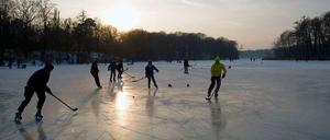Verbotene Freude: Schlittschuhläufer wagten sich auf den zugefrorenen Schlachtensee - die Polizei schritt ein und jagte die Menschen vom Eis.