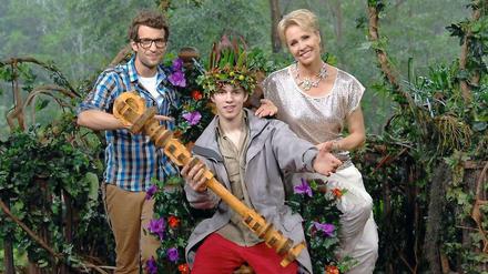 Dschungelkönig Joey Heindle (m.) mit dem Moderatorengespann Sonja Zietlow und Daniel Hartwich.