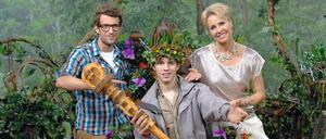 Dschungelkönig Joey Heindle (m.) mit dem Moderatorengespann Sonja Zietlow und Daniel Hartwich.
