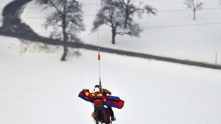 Lindsey Vonn wird nach ihrem Sturz mit einem Hubschrauber in ein Krankenhaus geflolgen.