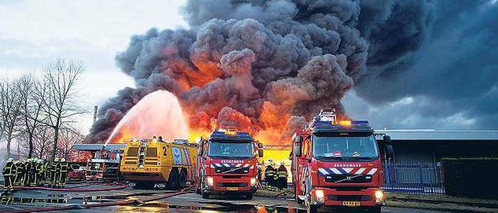 Brandgefährlich. Im Katastrophenfall muss die Bevölkerung rasch gewarnt werden, Forscher arbeiten an verschiedenen Alarmsystemen. Das Foto zeigt einen Brand bei einer Chemiefirma nahe Rotterdam.