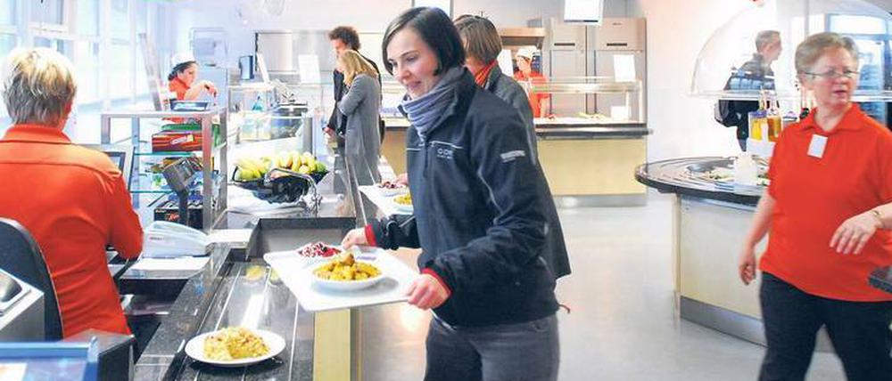 Zur Kasse. Die Berliner Mensen zählen mit Unterschriftenlisten, wie viele Gastesser sie überhaupt haben.