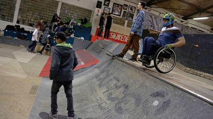 Mittendrin. Noch in der Reha fing David Lebuser mit dem Chairskating an. Andere Skater bewundern ihn oft für seine kühnen Tricks. 