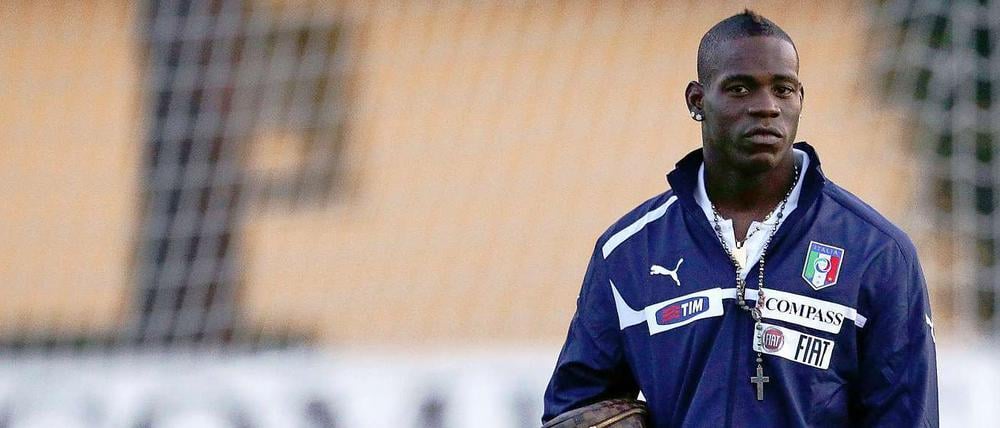 Mal wieder in den Schlagzeilen - aber diesmal ungewollt. Mario Balotelli beim Training der italienischen Nationalmannschaft.