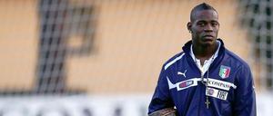 Mal wieder in den Schlagzeilen - aber diesmal ungewollt. Mario Balotelli beim Training der italienischen Nationalmannschaft.