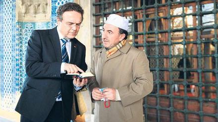 Informationsreise. Innenminister Hans-Peter Friedrich (links) im Gespräch mit dem Imam Ismail Karakelle bei einem Besuch der Rüstem-Pascha-Moschee in Istanbul.