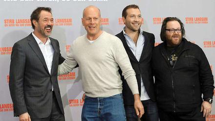 Action-Quartett. Sebastian Koch, Bruce Willis, Jai Courtney und John Moore (von links) stellten in Berlin „Stirb langsam – Ein guter Tag zum Sterben“, Teil 5, vor. 