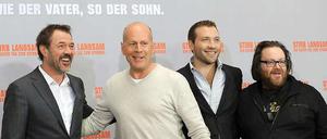 Action-Quartett. Sebastian Koch, Bruce Willis, Jai Courtney und John Moore (von links) stellten in Berlin „Stirb langsam – Ein guter Tag zum Sterben“, Teil 5, vor. 